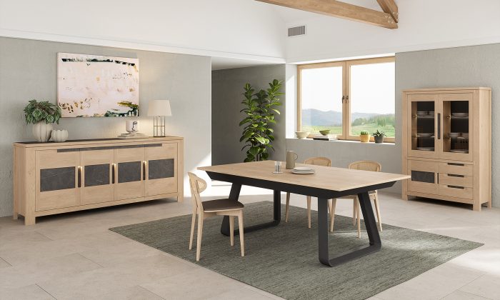 Photo d'une salle à manger avec une collection comportant une table de repas, une vitrine et 3 chaises. Les meubles présente des finitions chêne blond et des éléments décoratif en céramique marbré noir.